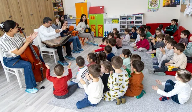 Her hafta bir anaokulunda: Karşıyaka'nın minikleri Türk müziği çalgıları ile tanışıyor