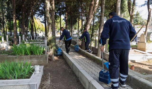 İzmir’de bayram öncesi seferberlik: Mezarlıklara özel bakım