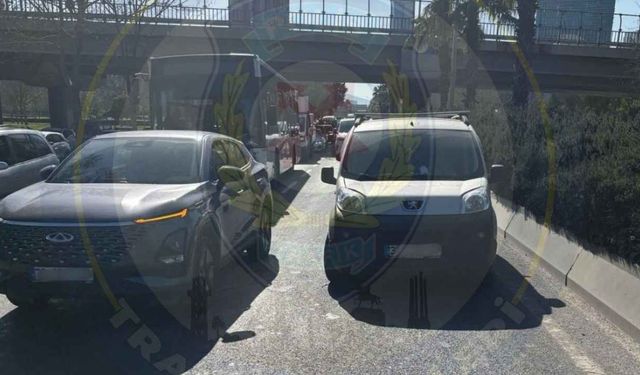 İzmir’de trafik yoğunluğu: Kemalpaşa istikametinde araç arızası