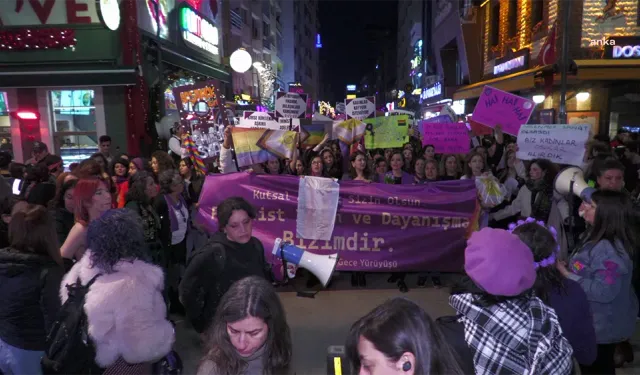 İzmir'de Feminist Gece Yürüyüşü, yüzlerce kadın sokağa döküldü: Birbirimizden vazgeçmeyeceğiz