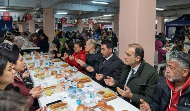 İzmir’de Ramazan dayanışması: Bayraklı’da iftar sofrası kuruldu