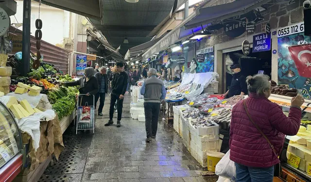 İzmir’in dört bir yanından Havra Sokağı’na akın: Burada beklemiş balık olmaz, taptaze gelir