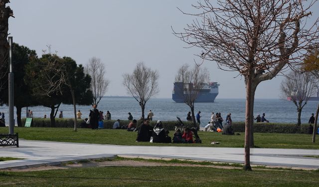 İzmir’de bahar havası: Vatandaşlar sahil ve parklara akın etti!