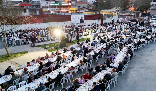 Ramazan ayında dayanışma ruhu: Karabağlar Belediyesi çeşitli yerlerde iftar sofraları kuruyor