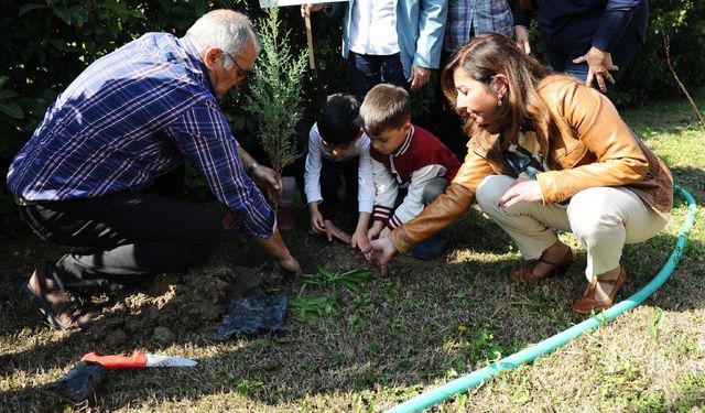 Minik ellerden yeşil geleceğe: Karşıyaka’da fidan dikme seferberliği devam ediyor