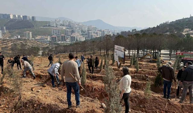 İzmir'de anlamlı etkinlik: Hayatını kaybedenler için fidan dikildi