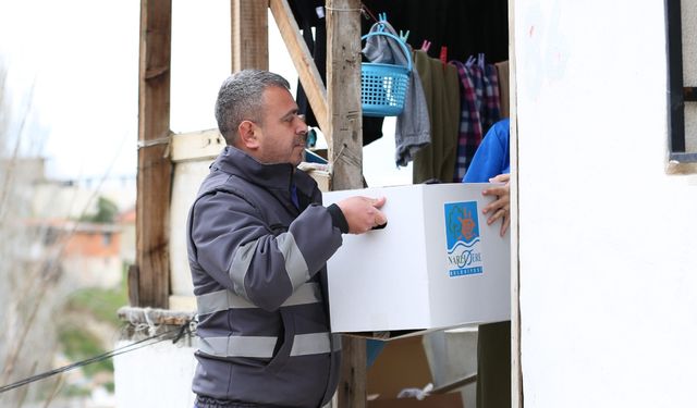 Narlıdere’de Ramazan bereketi: İhtiyaç sahiplerine gıda paketi dağıtılıyor