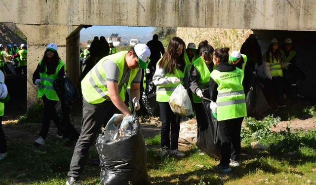 Ödemiş'te öğrencilerden Dünya Su Günü etkinliği: Birgi'deki dere temizlendi