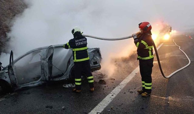 İzmir-İstanbul Otoyolu’nda feci kaza: Otomobil alev alev yandı