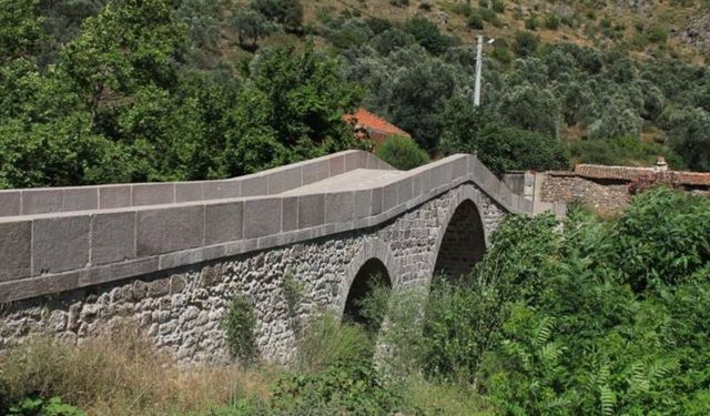 Roma'dan Osmanlı'ya uzanan tarihi köprü: Bergama Tekke Boğazı Köprüsü nerededir? Nasıl gidilir?