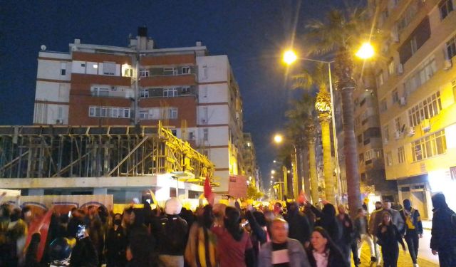 Öğrenciler sokakta, vatandaş pencerede: İzmir'de tencere-tavalı İmamoğlu protestosu