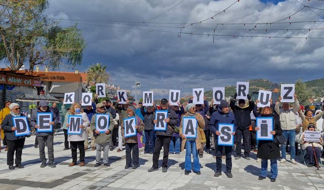 Gözaltı kararlarına Foça'dan ses yükselttiler: "Demokrasiyi savunmaya devam edeceğiz"