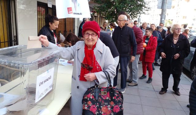 İzmir'de İmamoğlu’nun adaylığına destek büyüyor: 85 yaşındaki parti üyesi sandığa gitti
