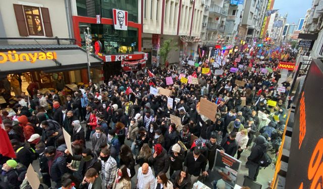 İzmir’de binlerce kişi İmamoğlu için toplandı: Kalabalık Lozan Kapısı’na yürüyor!