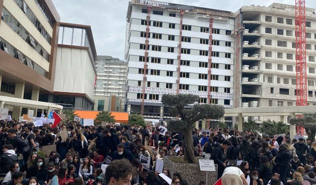 Yaşar Üniversitesi'nden polis müdahalelerine tepki: Üniversite öğrencilerine yönelik baskılar derhal son bulmalıdır