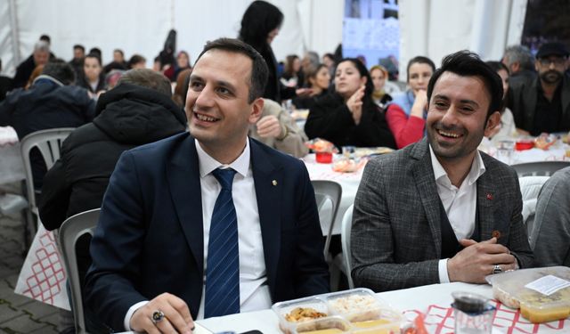 Bornova'da Ramazan dayanışması: Başkan Eşki vatandaşlarla iftarda buluştu