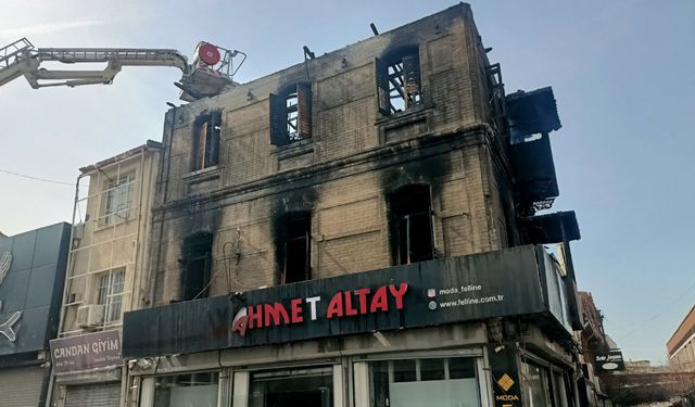 Kemeraltı'ndaki yangın paniğe neden olmuştu: İtfaiyenin hızlı müdahalesiyle kontrol altına alındı
