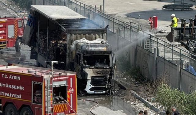 Söke’de büyük felaket: Atık kağıt yüklü tırda yangın çıktı