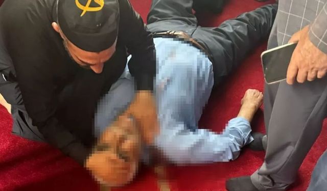 Cami içinde kanlı saldırı: Namaz kılarken bıçaklandı