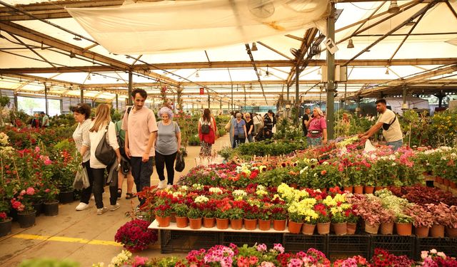 Çiçekler, bitkiler, peyzaj ürünleri... Doğanın en güzel renkleri Karşıyaka'da buluştu