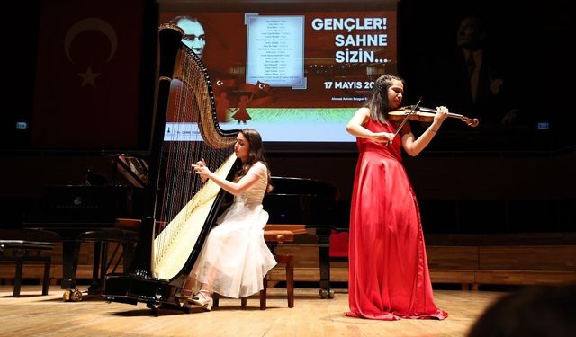 İzmirli gençler sahne aldı: Büyükşehir'den unutulmaz konser!