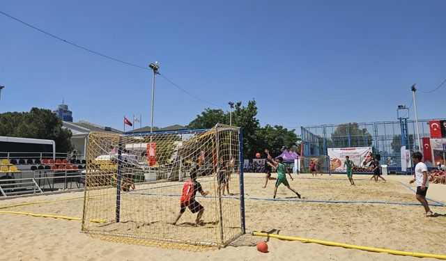 İzmirli gençler kıyasıya yarıştı: Hentbol Şenliği'ne yoğun ilgi