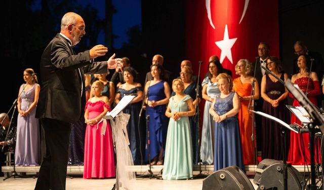 Büyükpark’ta sanat gecesi: ADD Bornova korosu gönülleri fethetti