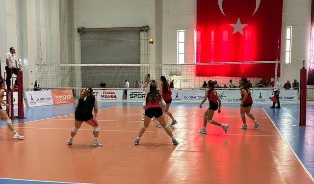 İzmir'de Festival Voleybol heyecanı sürüyor: İlk ödüller sahiplerini buldu
