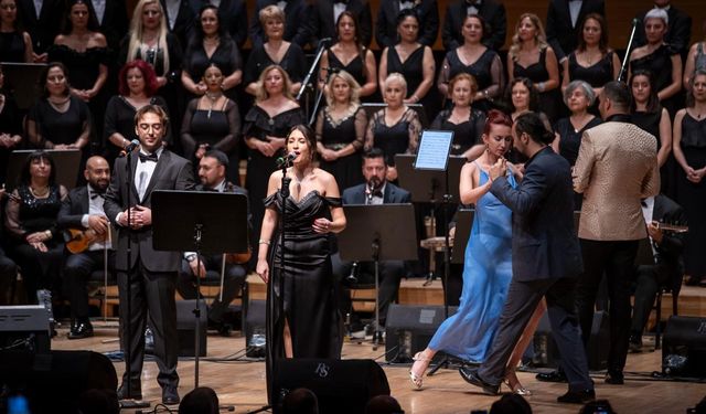 İzmir Büyükşehir'den unutulmaz konser: Sanatseverler salonu doldurdu!