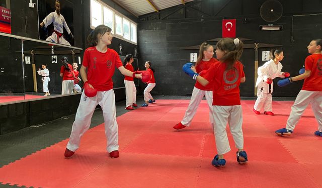 8 dil konuşuyorlar, karate yapıyorlar: İzmir'de yaşayan kardeşler Milli Takım formasını terletecek