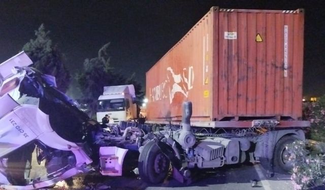 İzmir'de faciadan dönüldü: Konteyner taşıyan TIR, kağıt gibi ezildi!