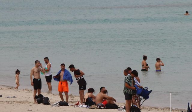 Deniz, kum, güneş: İzmirliler hafta sonu Çeşme’ye akın etti
