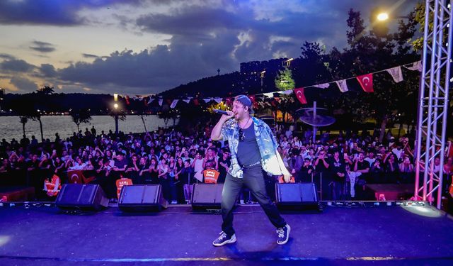 Bayraklı'da bayram coşkusu: Anıl Piyancı konserine yoğun ilgi