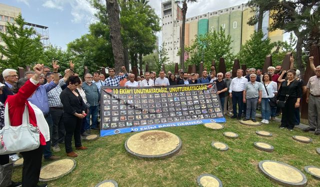 İzmir'de Ankara Gar Katliamı'nda yaşamını yitirilenler anıldı: Asıl sorumlu devlettir