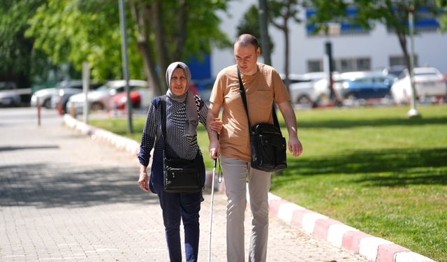 Samsun’dan İzmir’e uzanan anne yüreği: 39 yıldır görme engelli oğlunun elini bırakmadı