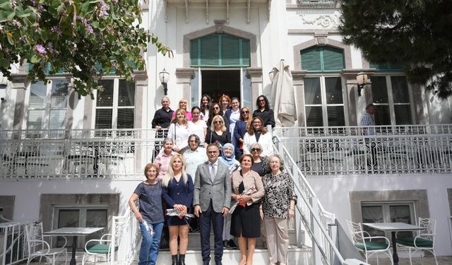 İzmir’de anlamlı buluşma: Öğretmen anneler, meslektaşları olan evlatlarıyla buluştu