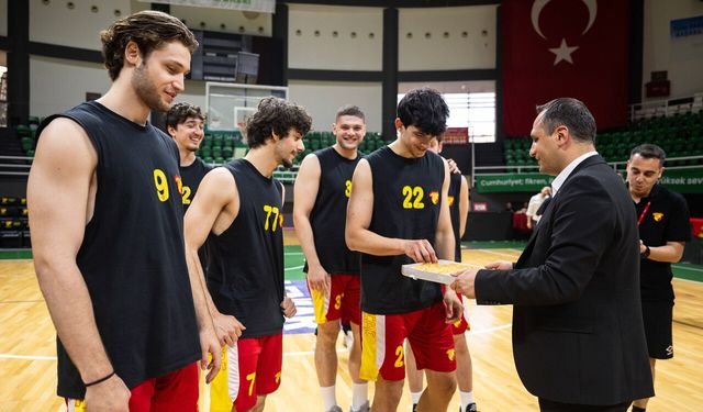Başkan Eşki'den Göztepe'ye moral ziyareti: Baklava ikram etti, başarılar diledi