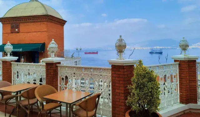 İzmir'e tepeden bakmak isteyen bu kafeye gidiyor: 25 TL'ye çay içecek, enfes manzaraya hayran olacaksınız
