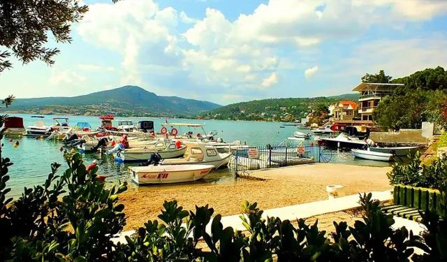 İzmir'de emeklilik hayallerini süsleyen balıkçı köyü: Pırıl pırıl plajları ve kurabiyesi ile ün saldı