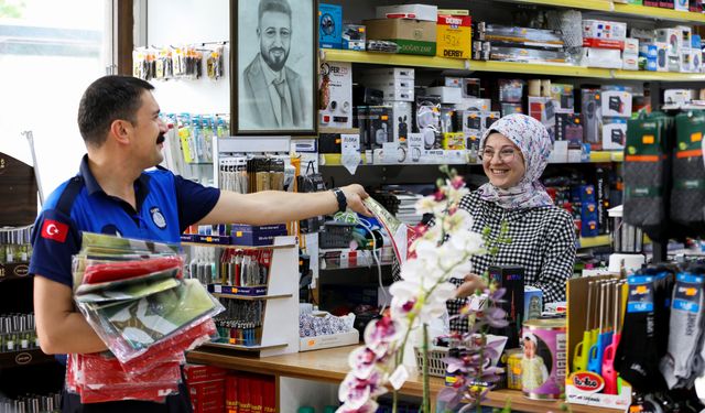 Esnaflar bayrama hazır: Narlıdere'nin sokakları kırmızı-beyaz renklere büründü!