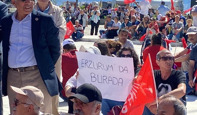 Büyük İzmir Mitingi için geri sayım: Alanda dikkat çeken dövizler