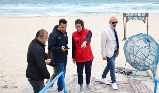 Çeşme'nin plajları yaz sezonuna hazırlanıyor