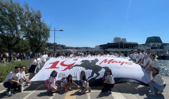 İzmir'de CHP Gençlik Kolları'nın 19 Mayıs yürüyüşü: Mustafa Kemal’in askerleriyiz