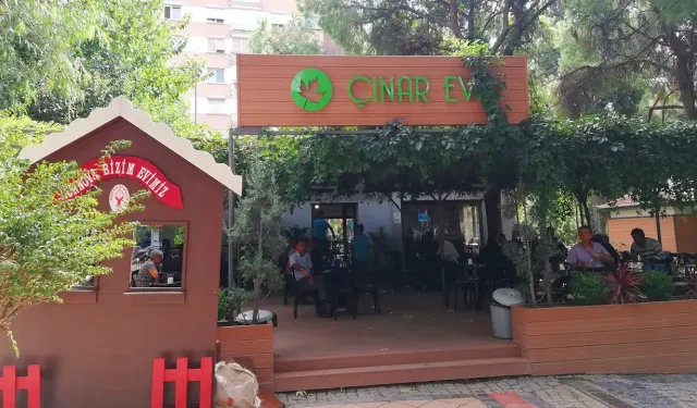 İzmir'de çınar ağaçlarının gölgesinde, kuş seslerini dinleyeceğiniz bir kafe: Üstelik çay 10, gözleme 80 TL