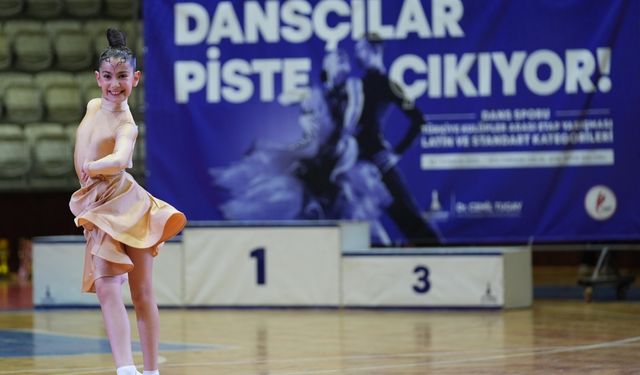 Dansçılar İzmir'de kıyasıya yarışıyor