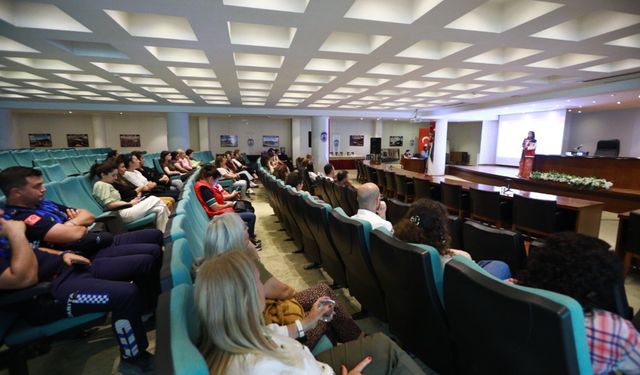 İzmir'de kadına şiddet konuşuldu: Kadınlar ısrarlı takibe maruz kalıyor