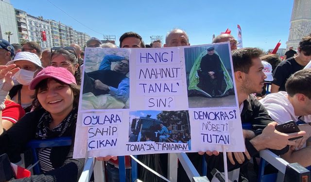 Büyük İzmir Mitingi’nde dikkat çeken döviz: Hangi Mahmut Tanal’sın?