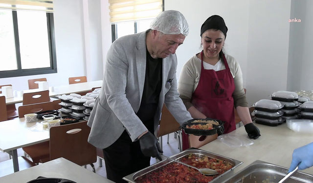 İzmir'de Dayanışma Mutfağı: Öğrencilere ücretsiz yemek hizmeti sunuyor