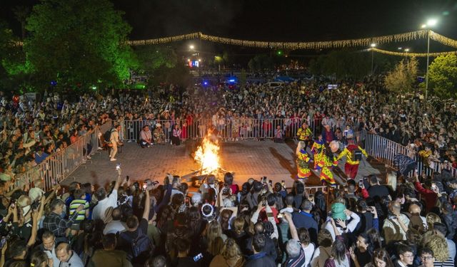 İzmir’de Hıdırellez coşkusu Kültürpark’ta alevlendi: Baharın gelişi roman ezgileriyle kutlandı