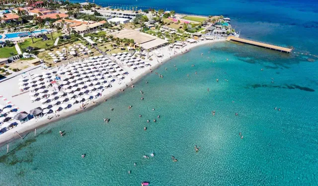 ESHOT ile ulaşım bulunuyor: İzmir'in bu plajı masmavi suyu, beyaz kumları ile tam bir şifa kaynağı